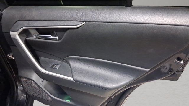Used 2020 Toyota RAV4 XLE w/ Convenience Package FWD image 17