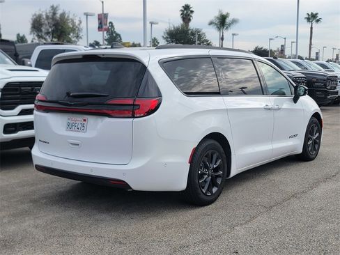 New 2025 Chrysler Pacifica Select w/ Fav Edition Package image 4