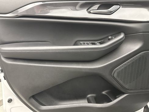 Used 2023 Jeep Grand Cherokee Altitude image 9