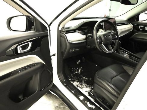 Used 2022 Jeep Compass Limited image 9