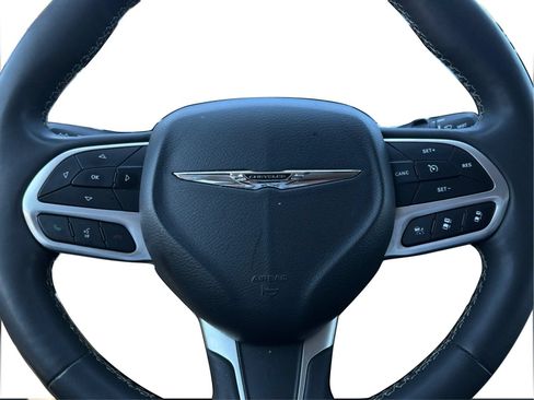 Used 2024 Chrysler Pacifica Limited FWD image 23
