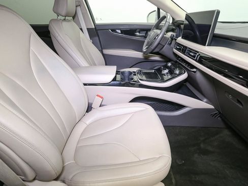 Used 2023 Lincoln Nautilus AWD w/ Premium Package image 18
