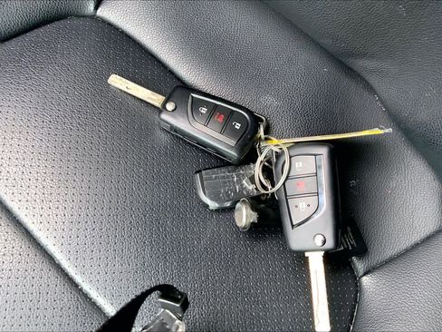 Used 2021 Toyota RAV4 LE image 15