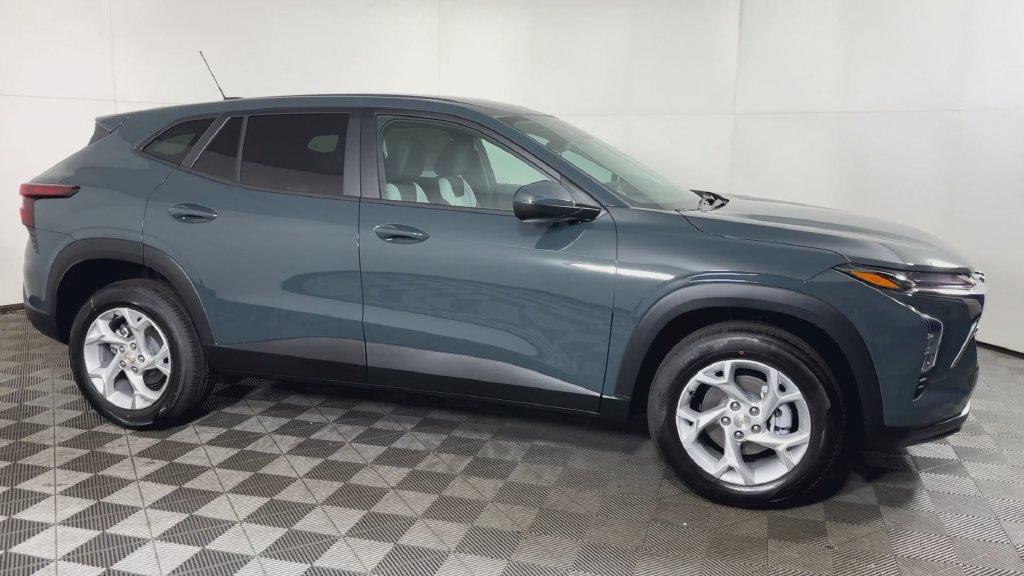 New 2026 Chevrolet Trax LS w/ LS Convenience Package FWD image 2