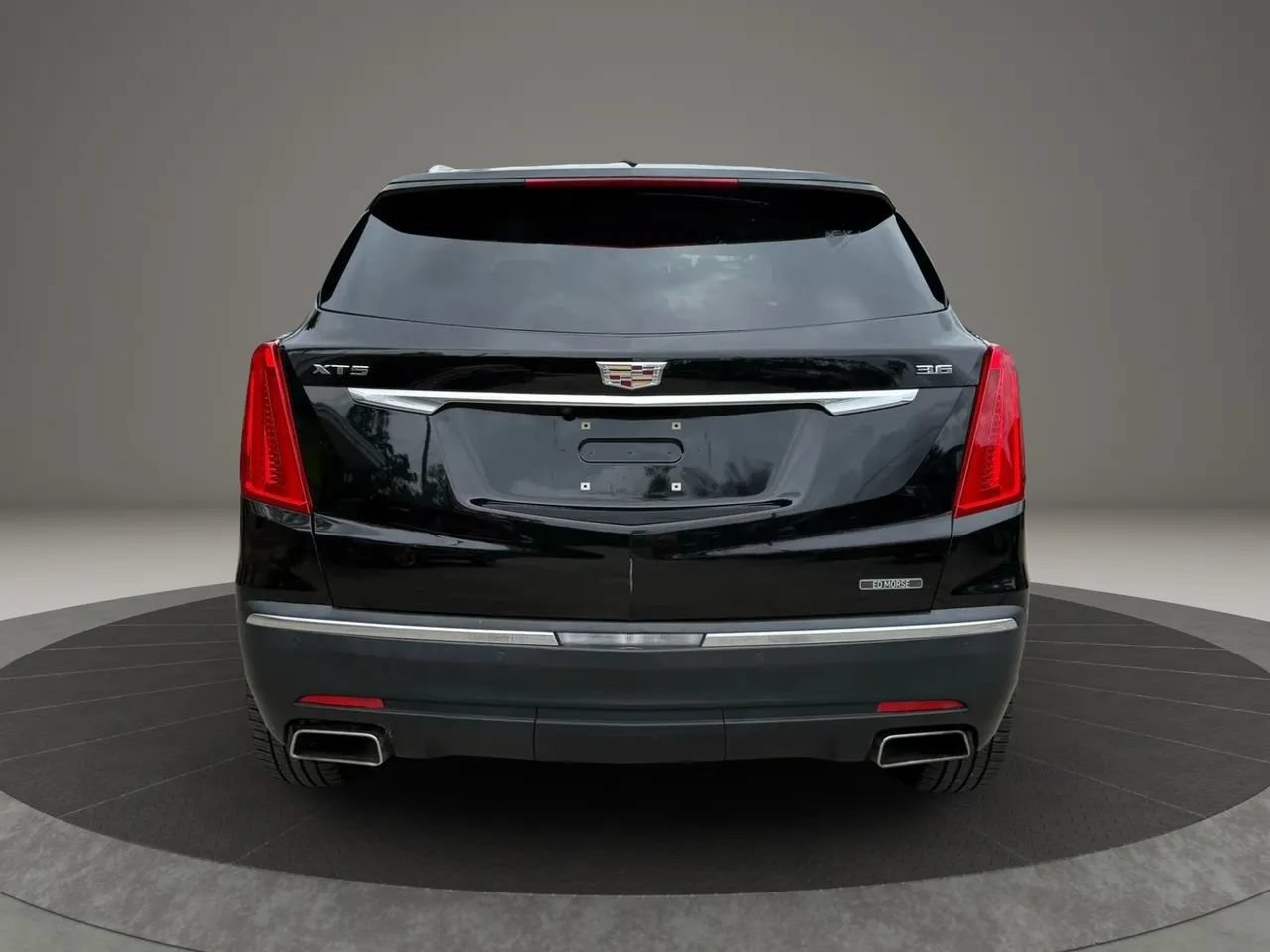 Used 2017 Cadillac XT5 Luxury w/ Driver Awareness Package FWD image 6