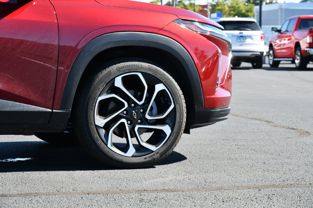 Used 2025 Chevrolet Trax RS w/ Sunroof Package FWD image 9