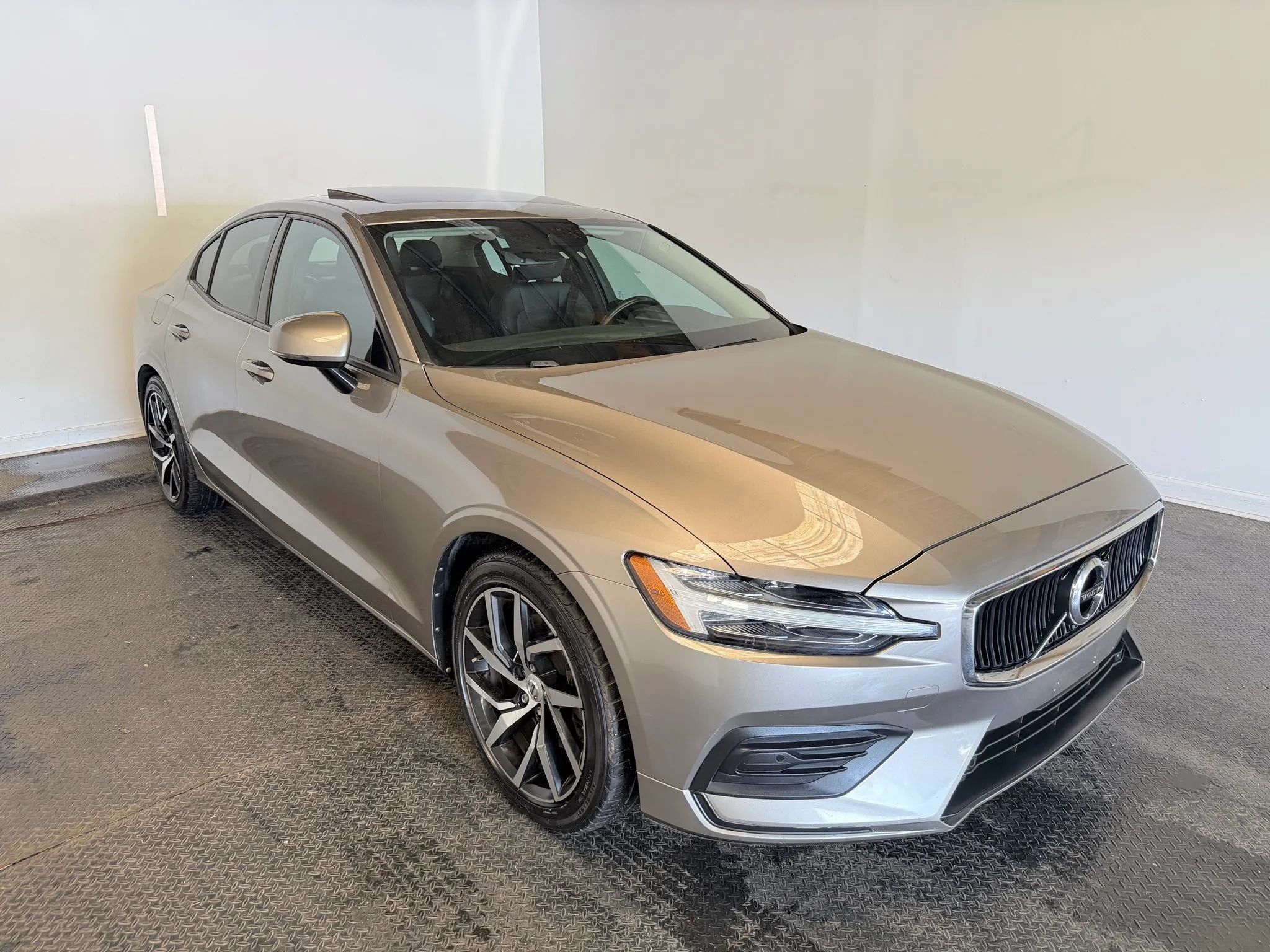 Used 2019 Volvo S60 T5 Momentum w/ Premium Package FWD image 4