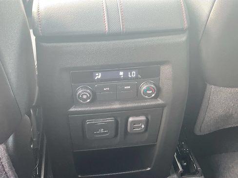 Used 2023 Chevrolet Traverse RS AWD/4WD image 26