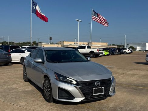 Certified 2023 Nissan Altima 2.5 SV FWD image 2