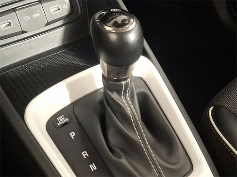 Used 2022 Hyundai Venue Limited image 14