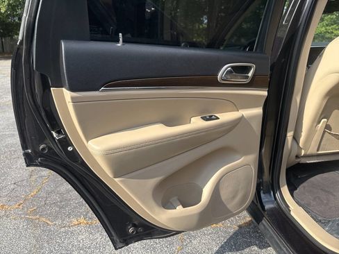 Used 2015 Jeep Grand Cherokee Limited w/ Luxury Group II image 14