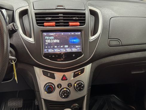 Used 2016 Chevrolet Trax LT w/ LT Sun and Sound Package FWD image 17