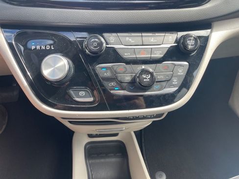 Used 2024 Chrysler Pacifica Touring-L FWD image 20