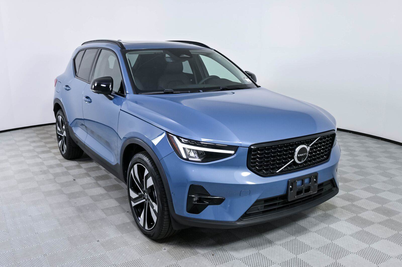 Used 2024 Volvo XC40 B5 Plus w/ Protection Package Premier AWD/4WD image 26