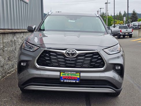 New 2026 Toyota Highlander Platinum AWD/4WD image 3
