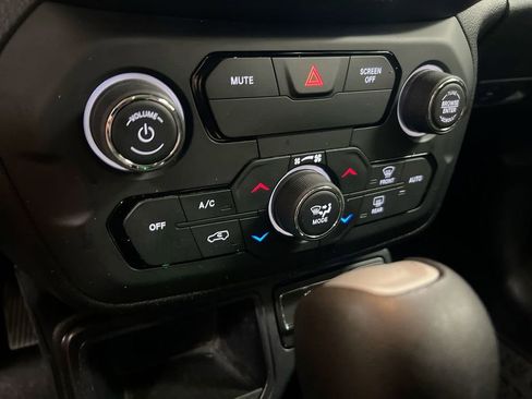 Used 2019 Jeep Renegade Latitude w/ Cold Weather Group FWD image 16