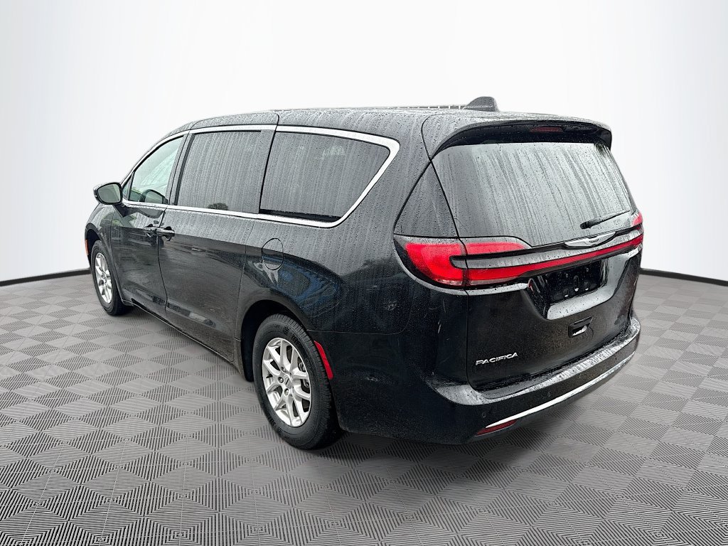 Used 2025 Chrysler Pacifica Select FWD image 8