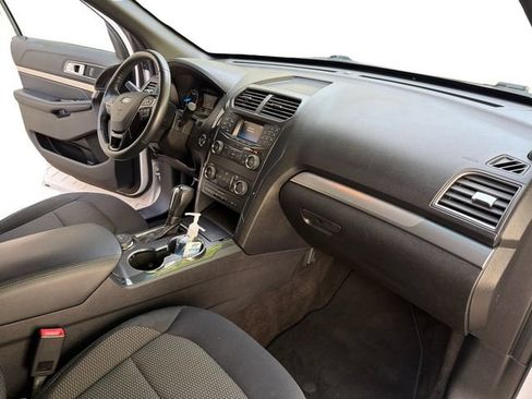 Used 2018 Ford Explorer XLT AWD/4WD image 16
