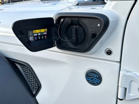 Used 2024 Jeep Wrangler Unlimited image 17