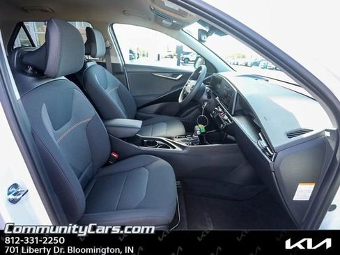 Certified 2025 Kia Niro LX image 17
