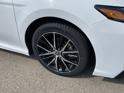 Used 2023 Toyota Camry SE image 3