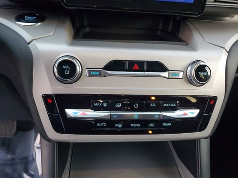 Certified 2023 Ford Explorer XLT image 25