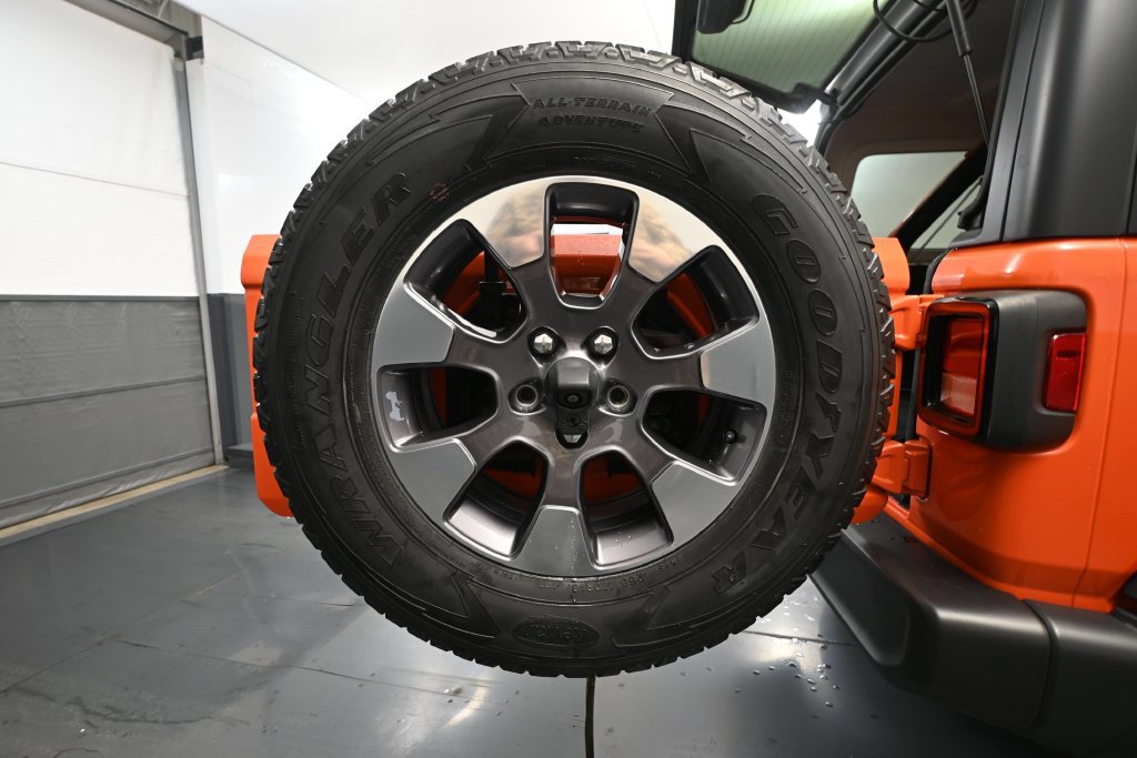 Used 2018 Jeep Wrangler Unlimited Sahara w/ Dual Top Group AWD/4WD image 11