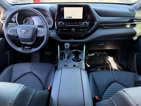 Used 2024 Toyota Highlander XSE image 11