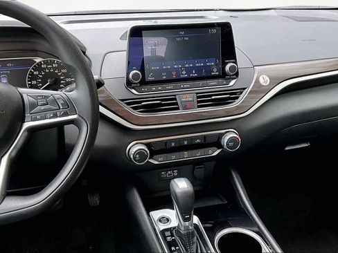 Used 2024 Nissan Altima 2.5 SV image 9