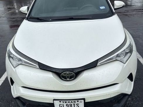 Used 2018 Toyota C-HR XLE FWD image 2