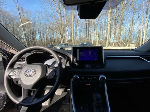 Used 2024 Toyota RAV4 XLE image 25