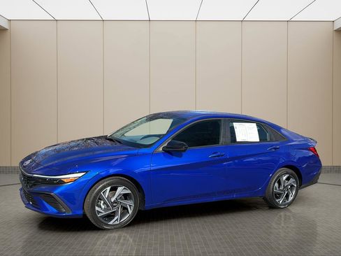 Certified 2025 Hyundai Elantra Sport image 9