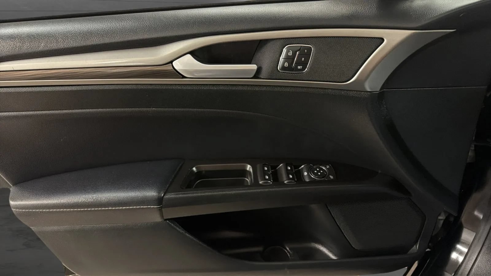 Used 2017 Ford Fusion SE w/ Fusion SE Technology Package FWD image 17