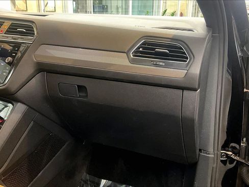 Used 2022 Volkswagen Tiguan SE image 19