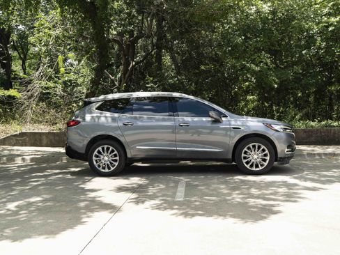 Used 2019 Buick Enclave Essence FWD image 10