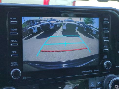Used 2022 Toyota Highlander XLE FWD image 21