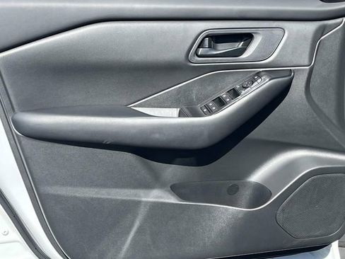 Used 2025 Nissan Rogue S FWD image 23