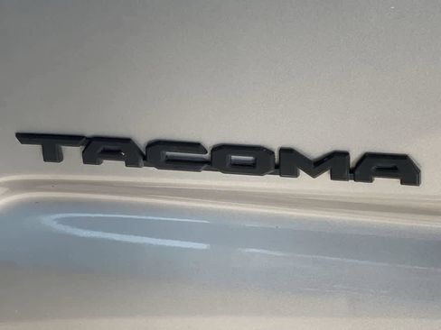 Used 2019 Toyota Tacoma TRD Off-Road w/ Technology Package AWD/4WD image 11