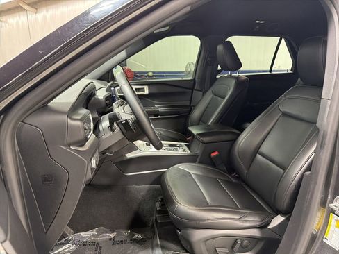 Used 2020 Ford Explorer XLT w/ Equipment Group 202A AWD/4WD image 14