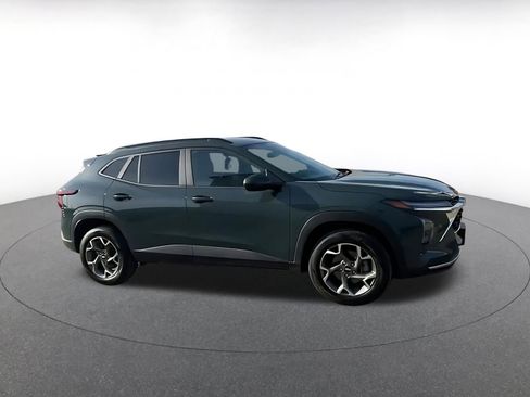 Used 2025 Chevrolet Trax LT image 2