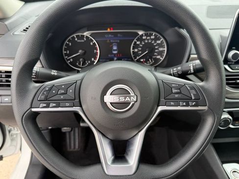 Used 2025 Nissan Altima 2.5 SV FWD image 11
