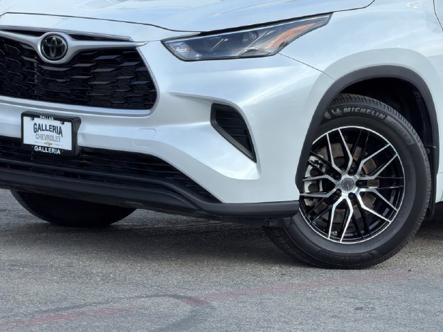 Used 2022 Toyota Highlander L AWD/4WD image 8