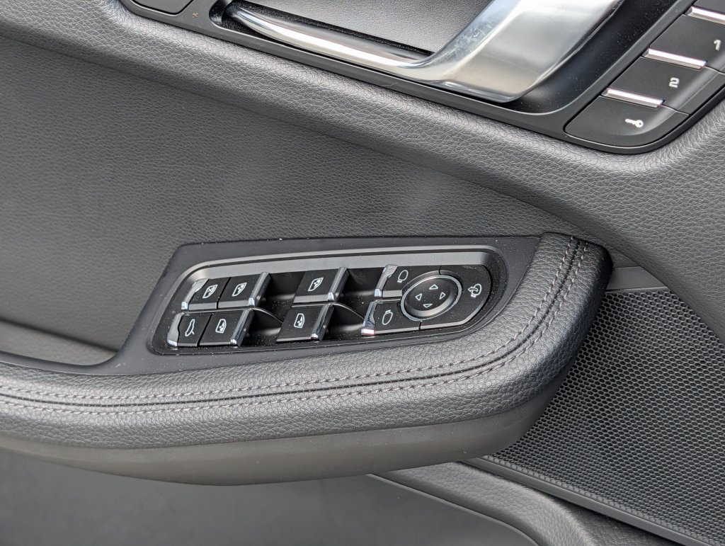 Certified 2025 Porsche Macan AWD/4WD image 16