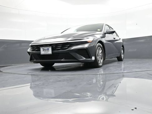 Certified 2025 Hyundai Elantra SE FWD image 25
