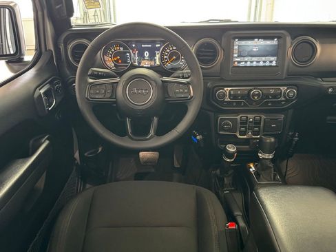 Used 2023 Jeep Gladiator Willys image 12