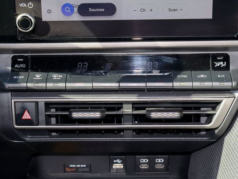 Used 2025 Toyota Camry SE image 20