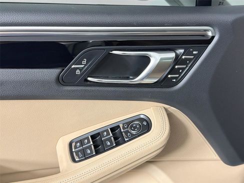 Certified 2023 Porsche Macan S AWD/4WD image 31