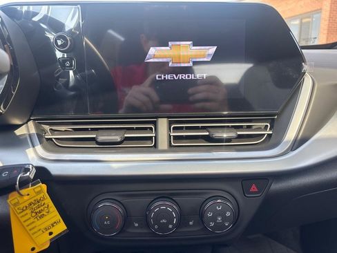Used 2026 Chevrolet Trax RS w/ Sunroof Package FWD image 30