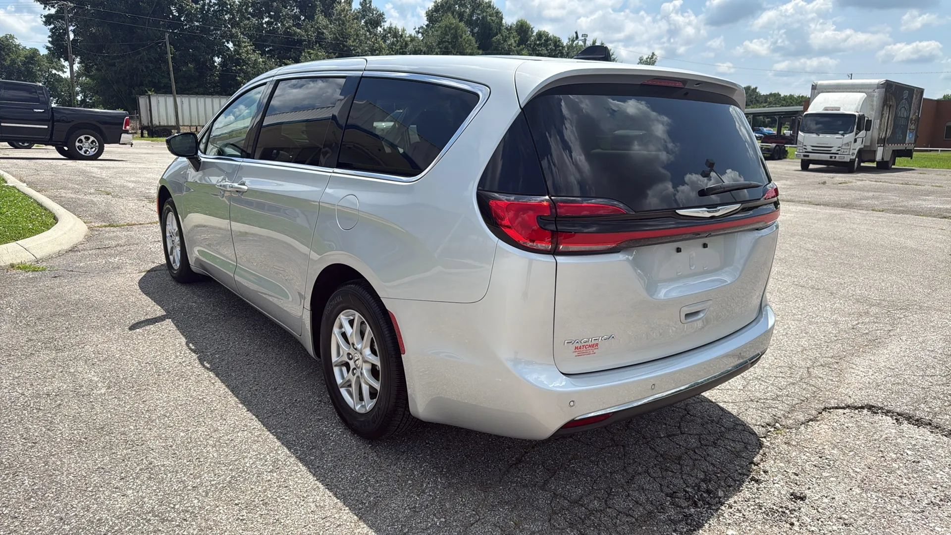 Used 2024 Chrysler Pacifica Touring-L FWD image 3