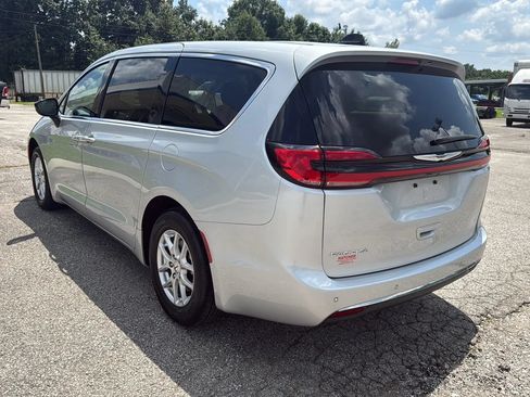 Used 2024 Chrysler Pacifica Touring-L FWD image 3